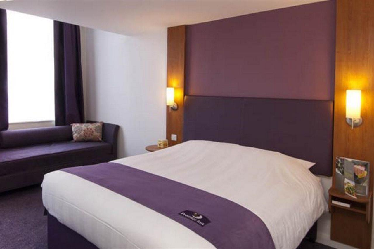Premier Inn Glasgow Bearsden Bagian luar foto