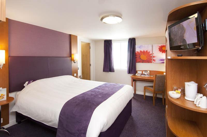 Premier Inn Glasgow Bearsden Bagian luar foto