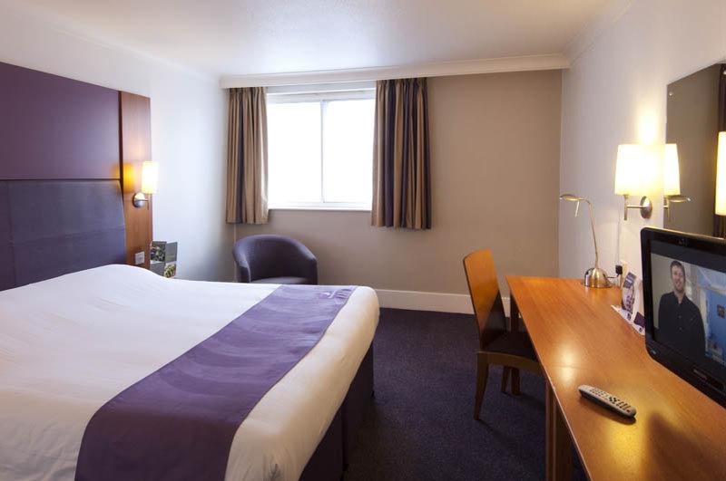 Premier Inn Glasgow Bearsden Bagian luar foto