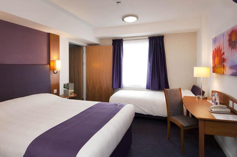 Premier Inn Glasgow Bearsden Bagian luar foto