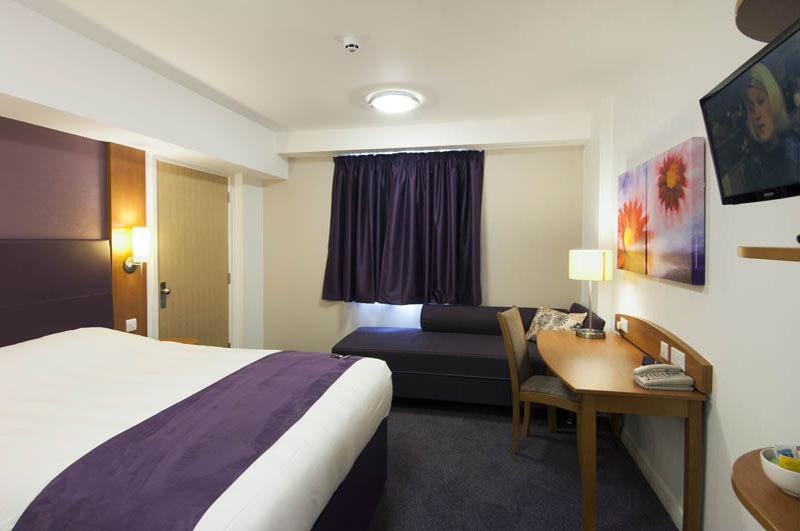 Premier Inn Glasgow Bearsden Bagian luar foto