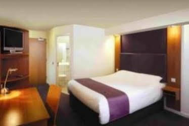 Premier Inn Glasgow Bearsden Bagian luar foto